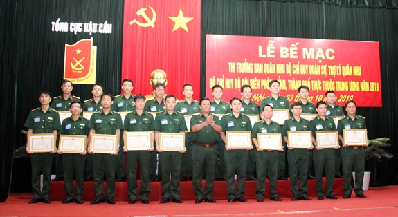 Lãnh đạo TCHC trao thưởng cho các cá nhân đạt thành tích cao trong hội thi.